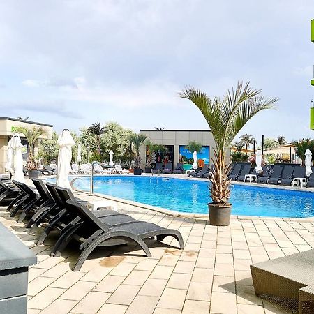 Vibe Apartment- Spa N Pools Beach Resort Navodari Exterior photo